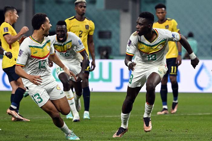 Ismaila Sarr (d), de Senegal, luego de anotar ante Ecuador, este martes, en el estadio Internacional Khalifa,  en Doha. · Foto: Ozan Kose, AFP