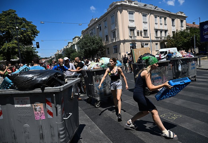 Manifestantes antigubernamentales bloquean una calle, el 30 de junio, en Belgrado. · Foto: Oliver Bunic, AFP Manifestantes antigubernamentales bloquean una calle, el 30 de junio, en Belgrado. · Foto: Oliver Bunic, AFP
