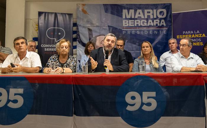 Mario Bergara (c), este miércoles, en una conferencia de prensa del Espacio Seregnista. · Foto: Mara Quintero