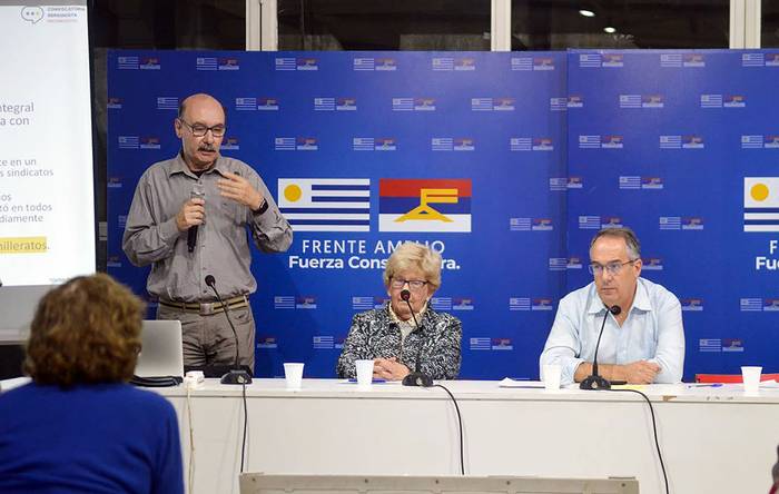 Martín Pasturino, Ana Lopater y José Carlos Mahía, en La Huella de Seregni (11.05.2023). · Foto: Jessica Conde