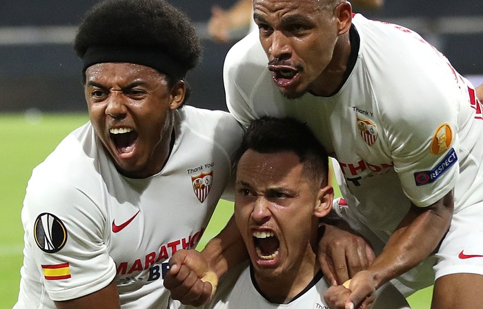 Lucas Ocampos (C), del Sevilla, celebra su gol ante el Wolverhampton Wanderers, por los cuartos de final de la UEFA Europa League, en el MSV Arena, el 11 de agosto, en Duisburg, Alemania.
 · Foto: Friedemann Vogel, AFP