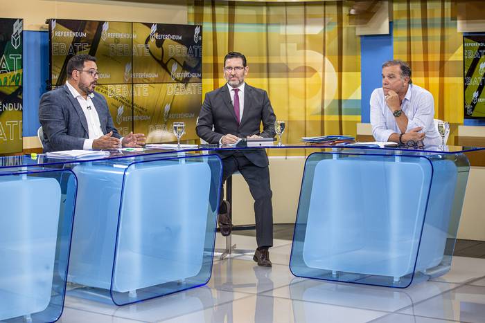Senador Alejandro Sánchez, periodista Leonardo Luzzi e intendente de Rocha, Alejandro Umpiérrez, durante el debate en Canal 5. · Foto: Mauricio Zina
