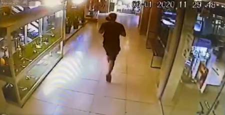 Foto principal del artículo 'Formalizaron por homicidio a las dos personas que estaban detenidas por el asesinato en el shopping de Paysandú' Foto principal del artículo 'Formalizaron por homicidio a las dos personas que estaban detenidas por el asesinato en el shopping de Paysandú'