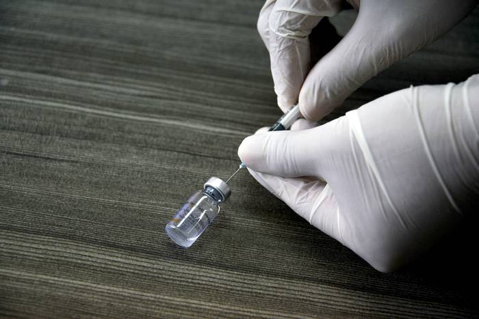 Vacuna Sinovac, contra el coronavirus, en un hospital de Indonesia, el 6 de febrero.  · Foto: Chaider Mahyuddin. AFP
