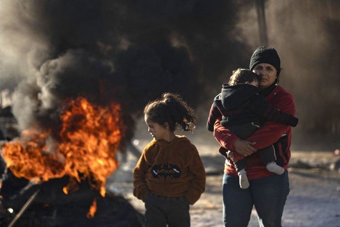 Los kurdos sirios que huyen de Alepo llegan con sus pertenencias a Tabaqah, en las afueras occidentales de Raqa, el 2 de diciembre. · Foto: Delil Souleiman, AFP