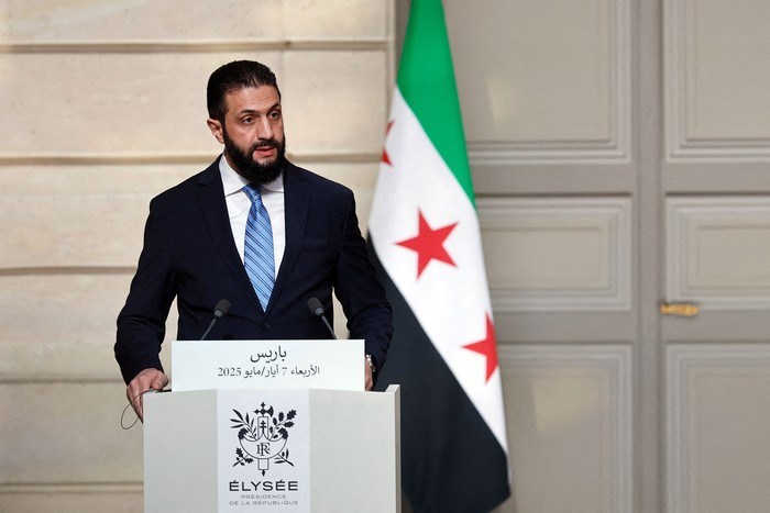 Ahmed Al-Charaa, presidente sirio, el 7 de mayo, en París. · Foto: Stephanie Lecocq, pool, AFP
