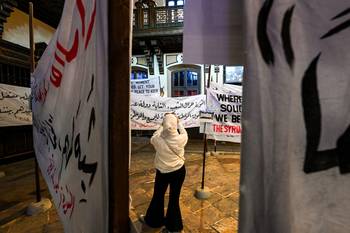 Carteles de protesta utilizados durante el levantamiento sirio contra Bashar al-Assad, 3 de junio, durante una exposición en la antigua estación central de trenes de Hijaz, en Damasco. · Foto: Louai Beshara, AFP