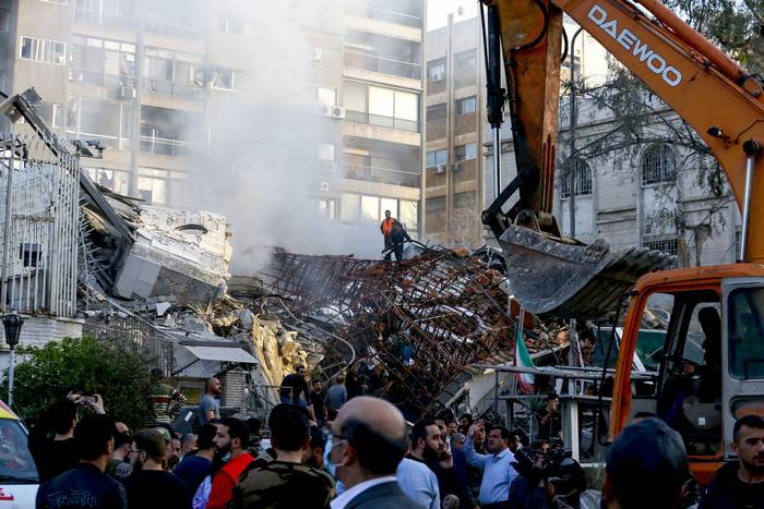 Lugar de los ataques que alcanzaron un edificio anexo a la embajada iraní, el 1º de abril, en la capital de Siria, Damasco. · Foto: Louai Beshara, AFP