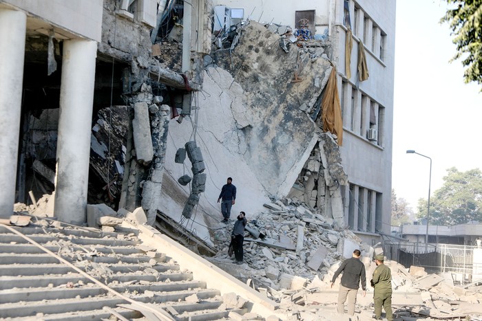 Miembros de las fuerzas de seguridad sirias evalúan la destrucción dentro del complejo del cuartel general del ejército y el Ministerio de Defensa tras los ataques israelíes, el 16 de julio, en Damasco,. · Foto: Bakr Al kasem, AFP