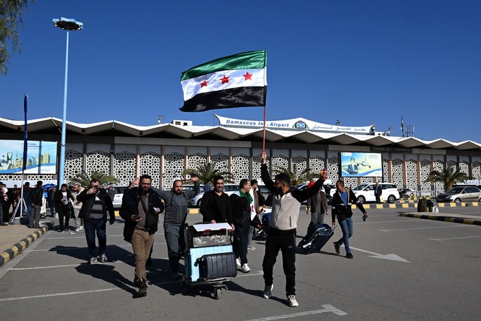 Viajeros a su arribo al Aeropuerto Internacional de Damasco, este martes, en el día de su reapertura. · Foto: Louai Beshara, AFP