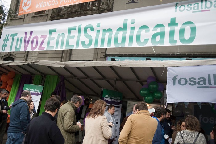 Elecciones en el Sindicato Médico del Uruguay, el jueves, en la sede de la calle Bulevar Artigas y Francisco Canaro. · Foto: Ricardo Antúnez, adhocFOTOS