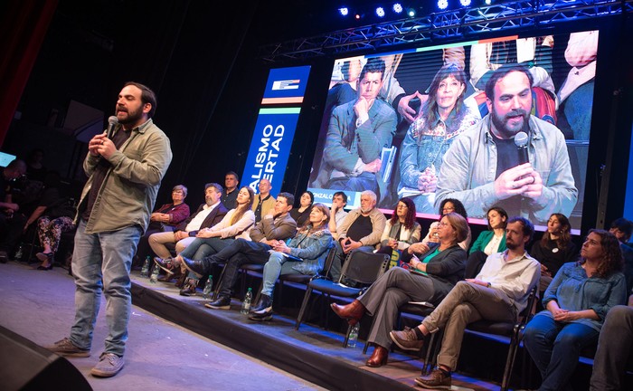 Gonzalo Civila durante  a la presentación del sublema Socialismo es Libertad, el 30 de setiembre, en el teatro La Gaviota. · Foto: Gianni Schiaffarino