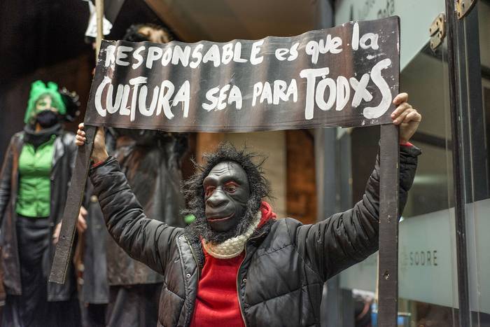 Movilización de artistas contra el “pase responsable”, el sábado, frente al auditorio Adela Reta. · Foto: Natalia Rovira