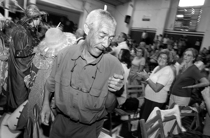 Carlos Matos, de Crysol, ayer, durante la actuación de la comparsa La Gozadera en el Festival por el día del Liberado, organizado por la organización de ex presos políticos.  · Foto: Sandro Pereyra
