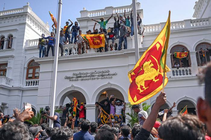 Protesta antigubernamental dentro del edificio de oficinas del primer ministro de Sri Lanka, este miércoles, en Colombo. · Foto: Arun Sankar, AFP
