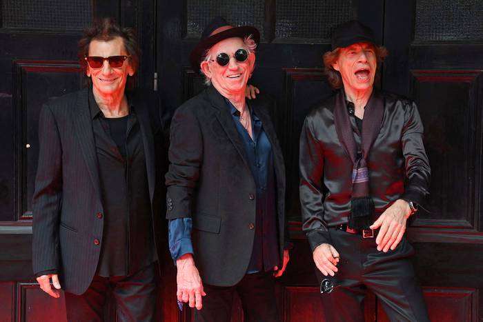 Ron Wood, Keith Richards y Mick Jagger posan en el lanzamiento de su nuevo álbum, _Hackney Diamonds_, el 6 de setiembre de 2023, en Hackney Empire, en Londres. · Foto: Daniel Leal, AFP