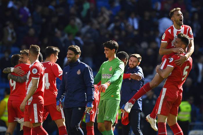 Cristhian Stuani junto a sus compañeros del Girona, tras la victoria ante Real Madrid, el 17 de febrero en el estadio Santiago Bernabeu.  · Foto: Gabriel Bouys