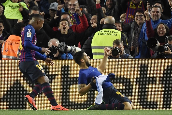 Luis Suarez (D) celebrando su gol en el Camp Nou. LLUIS GENE / AFP · Foto: Lluis Gene