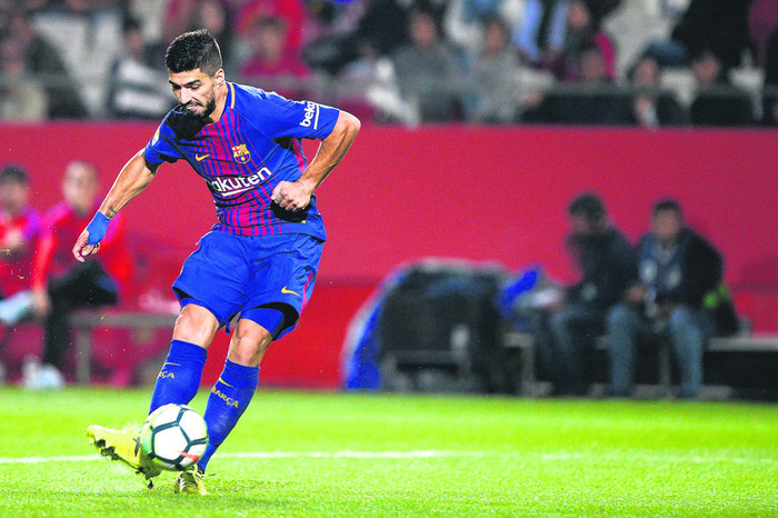 Luis Suárez, de Barcelona, el 23 de setiembre, en el Estadio Montilivi de Girona. Foto: Josep Lago, Afp