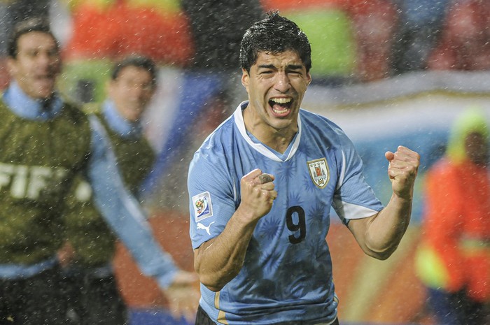 Luis Suárez, tras convertir el segundo gol a Corea del Sur, durante el partido por octavos de final del Mundial Sudáfrica 2010, el 26 de junio de 2010. · Foto: Sandro Pereyra