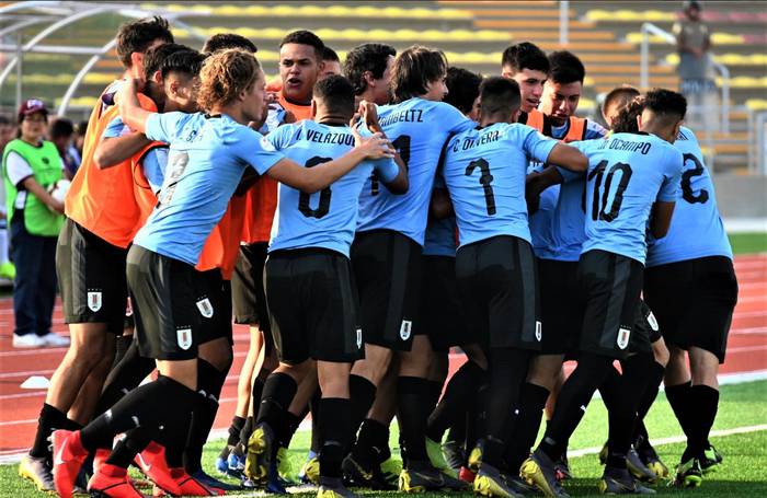 Festejo de la selección uruguaya sub 17 ante Argentina, en Perú. Foto: AUF