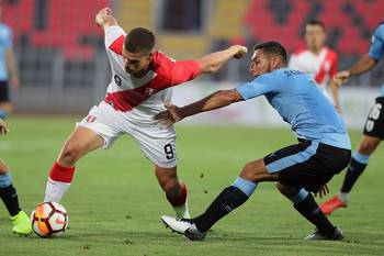 Sebastián González, de Perú, y Sebastián Cáceres, de Uruguay, durante el Sudamericano sub 20, en el estadio Fiscal de Talca, Chile. Sebastián González, de Perú, y Sebastián Cáceres, de Uruguay, durante el Sudamericano sub 20, en el estadio Fiscal de Talca, Chile.