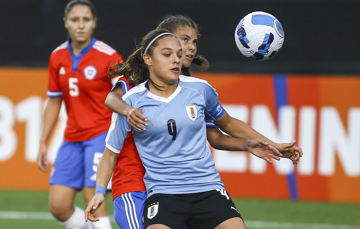 Antonella Mazziotto, de Uruguay, y Emma Gonzalez, de Chile, este lunes, en  el estadio Charrúa. · Foto: .