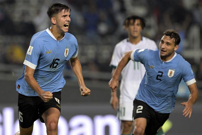 Facundo González y Sebastián Boselli luego de marcar el tercer gol de Uruguay a Irak, en el Estadio Único de La Plata, Argentina. · Foto: Juan Mabromata,  AFP