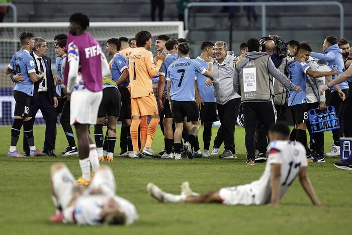 Los jugadores de Uruguay luego de vencer a Estados Unidos este domingo, en el estadio Único de Ciudades en Santiago del Estero, Argentina. · Foto: Juan Ignacio Roncoroni, EFE 