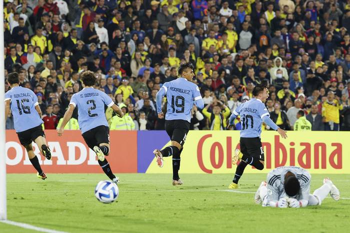 Jugadores de Uruguay celebran el gol de Facundo González (i), el 31 de enero ante Colombia, en el estadio El Campín, en Bogotá. · Foto: Mauricio Dueñas Castañeda, Efe