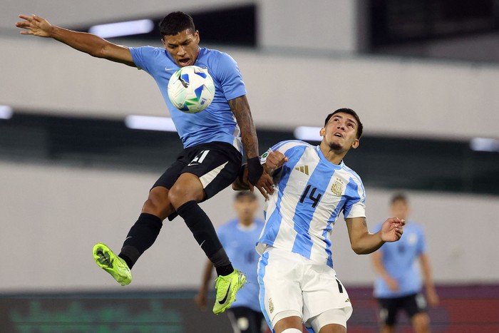 Jorge Severo, de Uruguay, y el argentino Tobías Ramírez, el 7 de febrero, en el estadio Brígido Iriarte, en Caracas. · Foto: Edison Gamez, AFP