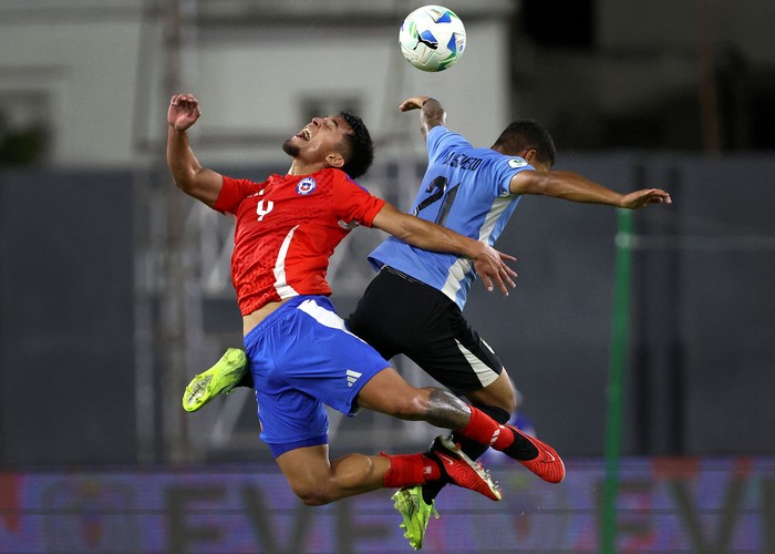 El chileno Yahir Salazar y el uruguayo Jorge Severo, el 10 de febrero, en el estadio Brígido Iriarte, en Caracas. · Foto: Edison Gamez, AFP