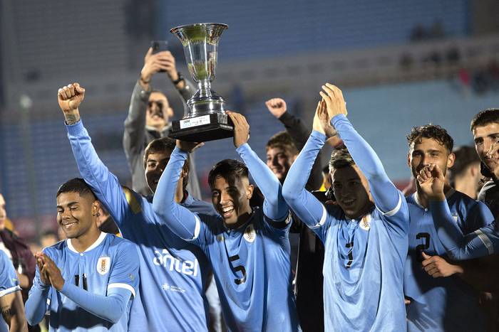 Los jugadores de la selección sub 20 de Uruguay al final del partido con Uzbekistán, en el estadio Centenario (13.05.2023). · Foto: Camilo dos Santos