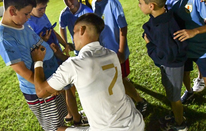 Joaquín Lavega, de Uruguay sub 20, firma autógrafos luego del partido amistoso disputado en la ciudad de Rosario el 19 de diciembre. · Foto: Ignacio Dotti