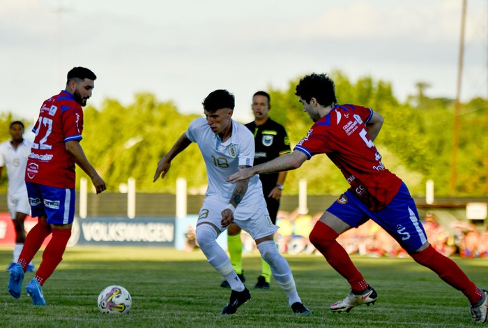 Germán Barbas, de la selección sub 20 de Uruguay, durante el partido amistoso en la ciudad de rosario. 
foto: ignacio dotti (archivo, diciembre de 2024). · Foto: Ignacio Dotti