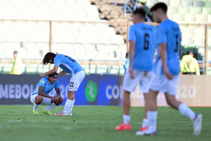 Jugadores de Uruguay después de perder el partido contra Paraguay, el 13 de febrero, en el estadio Olímpico, en Caracas. · Foto: Juan Barreto, AFP