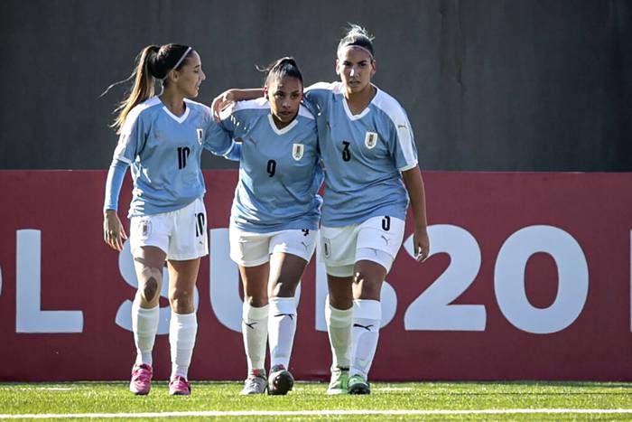 Jugadoras de la selección sub 20 de uruguay, el sábado, durante el partido con Ecuador. · Foto: Conmebol