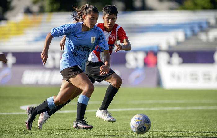 Ángela Gómez durante un partido amistoso de la selección femenina sub 20 frente al equipo sub 15  masculino de Villa Teresa (archivo, marzo de 2022). · Foto: Alessandro Maradei