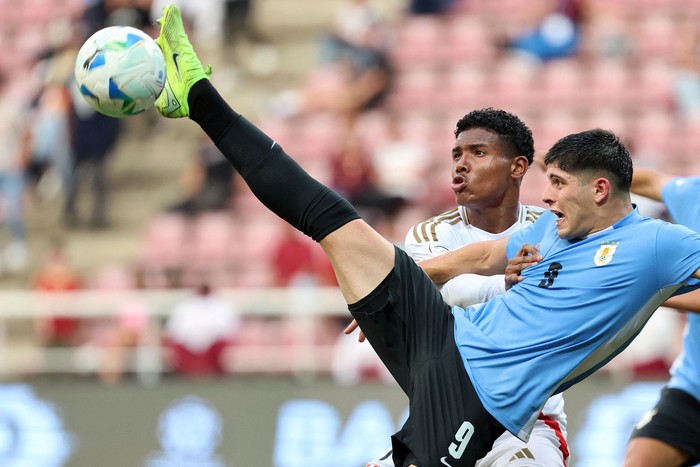 Renzo Machado, de Uruguay, y el peruano Jonathan García, el 29 de enero, en el Estadio Metropolitano de Lara, Venezuela. · Foto: Edilzon Gamez, AFP