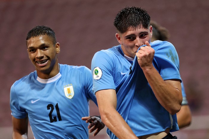 Renzo Machado (d) y Jorge Severo, después de anotar el cuarto gol de Uruguay a Paraguay, ayer, en el estadio Metropolitano de Lara, Venezuela. · Foto: Edilzon Gamez, AFP