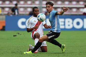Homali Ruiz, de Perú, y el uruguayo Joaquín Lavega, el 29 de enero, en el estadio Metropolitano de Lara, Venezuela. · Foto: Edison Gamez, AFP