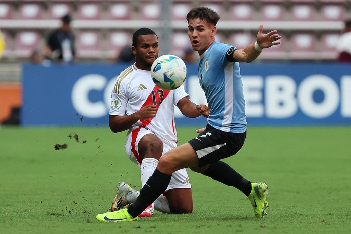 Homali Ruiz, de Perú, y el uruguayo Joaquín Lavega, el 29 de enero, en el estadio Metropolitano de Lara, Venezuela. · Foto: Edilzon Gamez, AFP