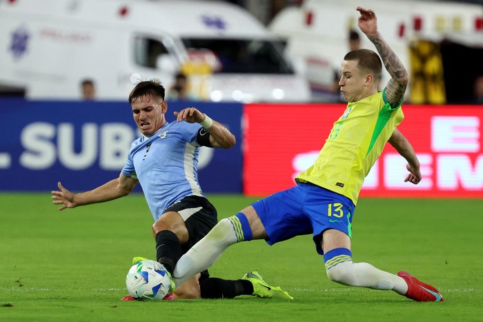 El uruguayo Joaquín Lavega, y el brasileño, Igor Serrote, el 4 de febrero, en el estadio Brígido Iriarte en Caracas. · Foto: Edixon Gamez, AFP