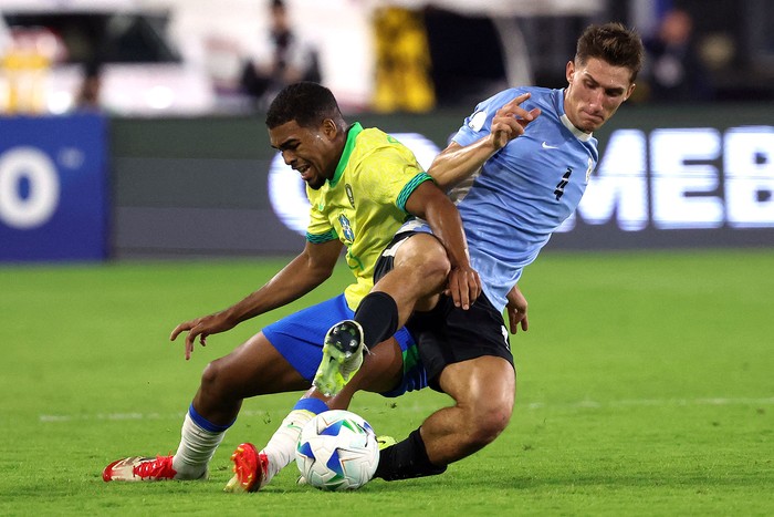 El brasileño Gustavo Prado (izq.) y el  uruguayo Lucas Agazzi, en el estadio Brígido Iriarte, en Caracas. · Foto: Edixon Gamez, AFP