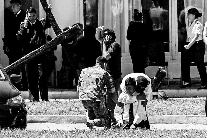 Familiares y camaradas de los 44 tripulantes del submarino argentino desaparecido, hoy en la base Naval de Mar del Plata. Foto: Eitan Abramovich, AFP