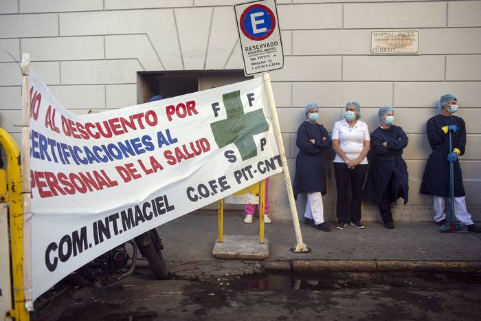 Concentración de trabajadores de la salud, ayer, en el Hospital Maciel. · Foto: Alessandro Maradei