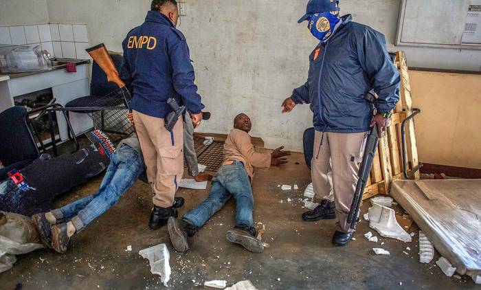 La policía vigila a partidarios del ex presidente sudafricano Jacob Zuma, detenidos ayer, en Johannesburgo, Sudáfrica.
 · Foto:  Kim Ludbrook, Efe
