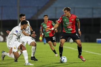 Agustín Anello (d), de Boston River, el 1º de abril, en el estadio Centenario. · Foto: Rodrigo Viera Amaral