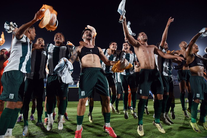 Jugadores de Racing celebran tras vencer a Wanderers en la definición por penales, este miércoles, en el estadio Centenario. · Foto: Guillermo Legaria, Agencia Gamba