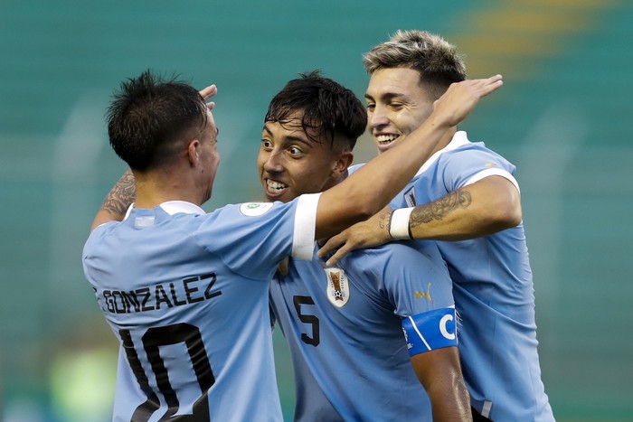 Fabricio Díaz (c), festeja un gol ante Venezuela, el 24 de enero, por el Campeonato Sudamericano Sub 20, en el estadio Deportivo Cali, en Cali. · Foto: Ernesto Guzmán Jr / EFE